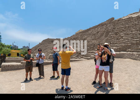 Besucher fotografieren von den Ruinen der Huaca Pucllana, ein Adobe Pyramide aus der Zeit um 400 N.CHR., Miraflores, Lima, Peru, Südamerika Stockfoto