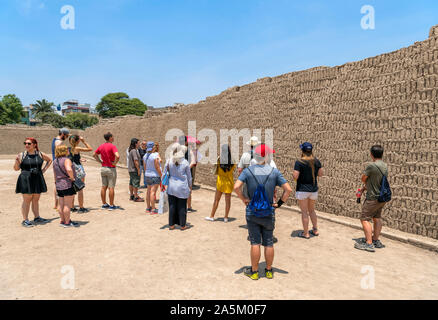 Besucher auf eine geführte Tour durch die Ruinen der Huaca Pucllana, ein Adobe Pyramide aus der Zeit um 400 N.CHR., Miraflores, Lima, Peru, Südamerika Stockfoto