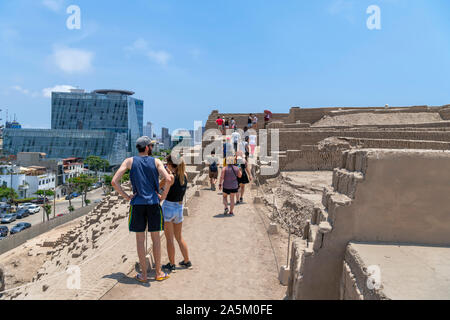 Besucher auf eine geführte Tour durch die Ruinen der Huaca Pucllana, ein Adobe Pyramide aus der Zeit um 400 N.CHR., Miraflores, Lima, Peru, Südamerika Stockfoto