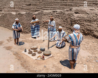 Tableau zeigt eine Ychsma Beerdigung Ritual in die Ruinen der Huaca Pucllana, ein Adobe Pyramide aus der Zeit um 400 N.CHR., Miraflores, Lima, Peru, Südafrika Amer Stockfoto