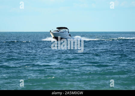 Neue Motorboot in Richtung Kamera Stockfoto