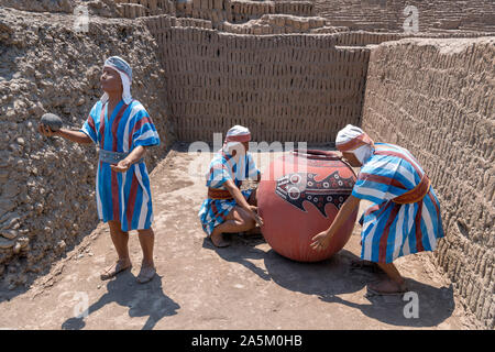 Tableau mit Lehm Schiff Angebote in den Ruinen der Huaca Pucllana, ein Adobe Pyramide aus der Zeit um 400 N.CHR., Miraflores, Lima, Peru, Südafrika Americ Stockfoto