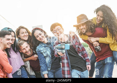 Gerne trendy Freunde Video mit Gimbal smartphone Kamera in die Stadt - der Tausendjährige Jugendlichen Spaß mit neuer Technologie für soziale Medien Stockfoto