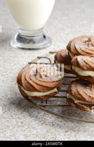 Swirl Lebkuchen Cookie mit cremefüllung Stockfoto