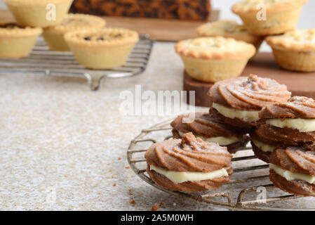 Swirl Lebkuchen cookies mit Weihnachten Desserts im Hintergrund Stockfoto