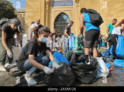 Beirut, Libanon. Okt, 2019 21. Die Aktivisten sammeln Müll durch Demonstranten nach links ab und folgen einer großen Demonstration, die in Downtown Beirut stattfand. Demonstranten, die in den Straßen über dem Land für die 5 geraden Tag wurden, weigerte sich Hariri Entscheidungen und forderten den Rücktritt der Regierung. Credit: Marwan Naamani/dpa/Alamy leben Nachrichten Stockfoto