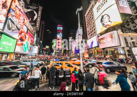 New York City, Vereinigte Staaten - Mar 31, 2019: Voll, Leute, Auto Verkehr Transport und Plakate, Anzeigen von Werbung in Times Square Stockfoto