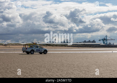 RNLI Rettungsschwimmer Pick-up-Truck am Crosby Beach, Liverpool, Merseyside, UK Stockfoto