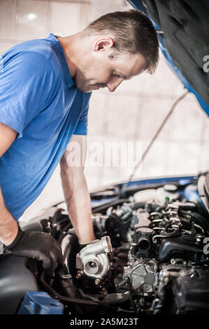 Auto master Automechaniker Werkstatt Service Techniker überprüft und Reparaturen den Motor Zustand unter der Motorhaube des Fahrzeugs Service Shop Stockfoto