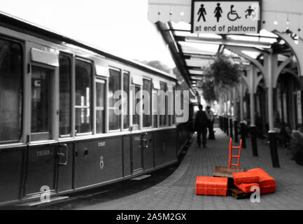 Modell Gepäck Bahnsteig Szene Stockfoto