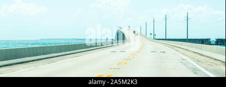 Strasse nach Key West über Caribbean Blue Water Stockfoto