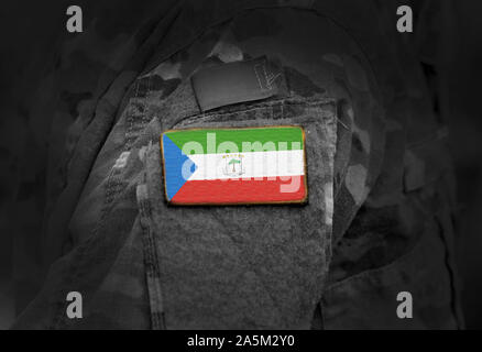 Flagge Äquatorialguineas über militärische Uniform. Armee, Soldaten, Soldaten, Äquatorialguinea (Collage). Stockfoto