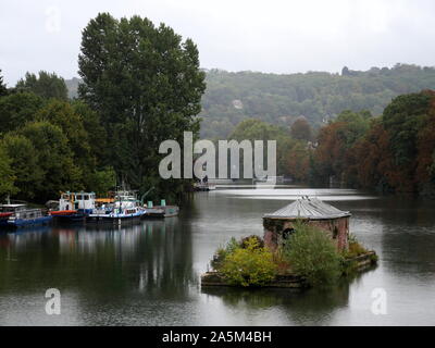 AJAXNETPHOTO. 2019. Versailles, Frankreich. - Maschine DE MARLY-RESTE DER 1859 XAVIER DUFRAYER MASCHINE DE MARLY PUMPHOUSE IN DER SEINE NUR VOR DEM BOUGIVAL SCHLÖSSER, DASS GEPUMPTES WASSER BERGAUF FÜTTERUNG DIE GÄRTEN VON VERSAILLES, NEBEN DER D113 grenzt an den Fluss Seine; Standorte einmal besucht von 19. JAHRHUNDERT IMPRESSIONISTEN Alfred Sisley, Camille Pissarro, Auguste Renoir, CLAUDE MONET, FAUVIST MAURICE DE VLAMINCK UND VIELE ANDERE. Foto: Jonathan Eastland/AJAX REF: GX8 192609 576 Stockfoto