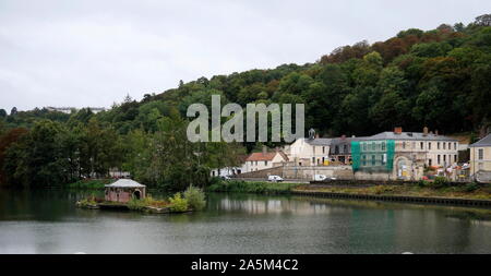 AJAXNETPHOTO. 2019. Versailles, Frankreich. - Maschine DE MARLY-RESTE DER 1859 XAVIER DUFRAYER MASCHINE DE MARLY PUMPHOUSE IN DER SEINE (LINKS) NUR VOR DEM BOUGIVAL SCHLÖSSER, DASS GEPUMPTES WASSER BERGAUF FÜTTERUNG DIE GÄRTEN VON VERSAILLES, die angrenzenden HISTORISCHEN GEBÄUDE AUF DER D 113 STRASSE AM RANDE DER SEINE (rechts); Standorte einmal besucht von 19. JAHRHUNDERT IMPRESSIONISTEN Alfred Sisley, Camille Pissarro, Auguste Renoir, CLAUDE MONET, FAUVIST MAURICE DE VLAMINCK UND VIELE ANDERE. Foto: Jonathan Eastland/AJAX REF: GX8 192609 578 Stockfoto