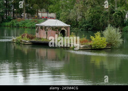 AJAXNETPHOTO. 2019. Versailles, Frankreich. - Maschine DE MARLY-RESTE DER 1859 XAVIER DUFRAYER MASCHINE DE MARLY PUMPHOUSE IN DER SEINE NUR VOR DEM BOUGIVAL SCHLÖSSER, DASS GEPUMPTES WASSER BERGAUF FÜTTERUNG DIE GÄRTEN VON VERSAILLES, NEBEN DER D113 grenzt an den Fluss Seine; Standorte einmal besucht von 19. JAHRHUNDERT IMPRESSIONISTEN Alfred Sisley, Camille Pissarro, Auguste Renoir, CLAUDE MONET, FAUVIST MAURICE DE VLAMINCK UND VIELE ANDERE. Foto: Jonathan Eastland/AJAX REF: GX8 192609 598 Stockfoto