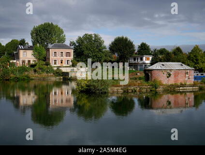 AJAXNETPHOTO. 2019. Versailles, Frankreich. - Maschine DE MARLY-RESTE DER 1859 XAVIER DUFRAYER MASCHINE DE MARLY PUMPENHAUS (rechts) IN DIE SEINE GERADE VOR DEM BOUGIVAL SCHLÖSSER, DASS GEPUMPTES WASSER BERGAUF FÜTTERUNG DIE GÄRTEN VON VERSAILLES, NEBEN DER D113 grenzt an den Fluss Seine; Standorte einmal besucht von 19. JAHRHUNDERT IMPRESSIONISTEN Alfred Sisley, Camille Pissarro, Auguste Renoir, CLAUDE MONET, FAUVIST MAURICE DE VLAMINCK UND VIELE ANDERE. Foto: Jonathan Eastland/AJAX REF: GX8 192609 625 Stockfoto