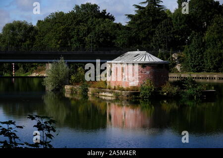 AJAXNETPHOTO. 2019. Versailles, Frankreich. - Maschine DE MARLY-RESTE DER 1859 XAVIER DUFRAYER MASCHINE DE MARLY PUMPHOUSE IN DER SEINE NUR VOR DEM BOUGIVAL SCHLÖSSER, DASS GEPUMPTES WASSER BERGAUF FÜTTERUNG DIE GÄRTEN VON VERSAILLES, NEBEN DER D113 grenzt an den Fluss Seine; Standorte einmal besucht von 19. JAHRHUNDERT IMPRESSIONISTEN Alfred Sisley, Camille Pissarro, Auguste Renoir, CLAUDE MONET, FAUVIST MAURICE DE VLAMINCK UND VIELE ANDERE. Foto: Jonathan Eastland/AJAX REF: GX8 192609 633 Stockfoto