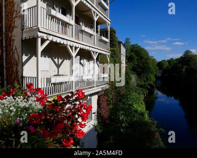 AJAXNETPHOTO. 2019. OLORON SAINTE-MARIE, Frankreich. - Eine französische Gemeinde im Département Mayenne und in der Region Béarn, SOUTH WEST FRANCE. Häuser mit Balkonen mit Blick auf den Gave (Fluss) D'Ossau. Im 19. Jahrhundert impressionistische Künstler: Edouard Manet zog IN DIE STADT MIT SEINER FAMILIE IM JAHRE 1870. Foto: Jonathan Eastland/AJAXREF: GX8 191010 867 Stockfoto