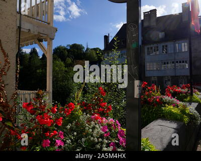 AJAXNETPHOTO. 2019. OLORON SAINTE-MARIE, Frankreich. - Eine französische Gemeinde im Département Mayenne und in der Region Béarn, SOUTH WEST FRANCE. Häuser mit Balkonen mit Blick auf den Gave (Fluss) D'Ossau. Im 19. Jahrhundert impressionistische Künstler: Edouard Manet zog IN DIE STADT MIT SEINER FAMILIE IM JAHRE 1870. Foto: Jonathan Eastland/AJAXREF: GX8 191010 879 Stockfoto