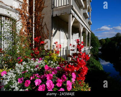 AJAXNETPHOTO. 2019. OLORON SAINTE-MARIE, Frankreich. - Eine französische Gemeinde im Département Mayenne und in der Region Béarn, SOUTH WEST FRANCE. Häuser mit Balkonen mit Blick auf den Gave (Fluss) D'Ossau. Im 19. Jahrhundert impressionistische Künstler: Edouard Manet zog IN DIE STADT MIT SEINER FAMILIE IM JAHRE 1870. Foto: Jonathan Eastland/AJAXREF: GX8 191010 880 Stockfoto