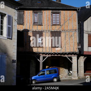 AJAXNETPHOTO. 2019. OLORON SAINTE-MARIE, Frankreich. - 15.jahrhundert Haus - Fassade aus dem 15. Jahrhundert stammt und das rote Backsteinhaus auf hölzernen Stelzen IN ST. CROIX VIERTEL AUF DEM HÜGEL MIT BLICK AUF DIE STADT, eine französische Gemeinde im Département Mayenne und in der Region Béarn, SOUTH WEST FRANCE. Im 19. Jahrhundert impressionistische Künstler: Edouard Manet zog IN DIE STADT MIT SEINER FAMILIE IM JAHRE 1870. Foto: Jonathan Eastland/AJAXREF: GX8 191010 886 Stockfoto