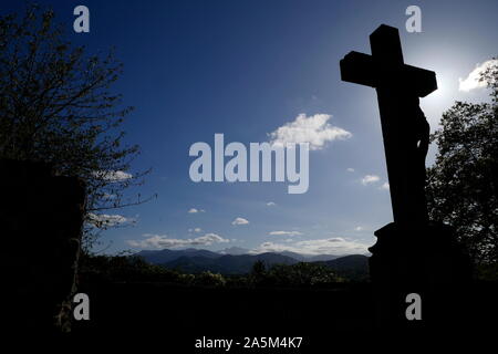 AJAXNETPHOTO. 2019. OLORON SAINTE-MARIE, Frankreich. - Bergblick - BERGKETTEN der Pyrenäen gesehen vom Friedhof auf die Stadt; eine französische Gemeinde im Département Mayenne und in der Region Béarn, SOUTH WEST FRANCE. Im 19. Jahrhundert impressionistische Künstler: Edouard Manet zog IN DIE STADT MIT SEINER FAMILIE IM JAHRE 1870. Foto: Jonathan Eastland/AJAXREF: GX8 191010 889 Stockfoto