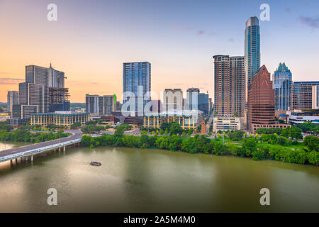 Austin, Texas, USA Downtown Skyline der Stadt auf dem Colorado River in der Abenddämmerung. Stockfoto