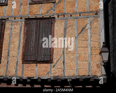 AJAXNETPHOTO. 2019. OLORON SAINTE-MARIE, Frankreich. - 15.jahrhundert Haus - Fassade aus dem 15. Jahrhundert stammt und RED BRICK HOUSE IN ST. CROIX VIERTEL AUF DEM HÜGEL MIT BLICK AUF DIE STADT, eine französische Gemeinde im Département Mayenne und in der Region Béarn, SOUTH WEST FRANCE. Im 19. Jahrhundert impressionistische Künstler: Edouard Manet zog IN DIE STADT MIT SEINER FAMILIE IM JAHRE 1870. Foto: Jonathan Eastland/AJAXREF: GX8 191010 890 Stockfoto