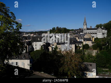 AJAXNETPHOTO. 2019. OLORON SAINTE-MARIE, Frankreich. - Eine französische Gemeinde im Département Mayenne und in der Region Béarn, SOUTH WEST FRANCE. Im 19. Jahrhundert impressionistische Künstler: Edouard Manet zog IN DIE STADT MIT SEINER FAMILIE IM JAHRE 1870. Foto: Jonathan Eastland/AJAXREF: GX8 191010 892 Stockfoto