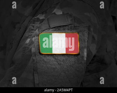 Flagge von Italien auf der Uniform. Armee, Soldaten, Soldaten (Collage). Stockfoto