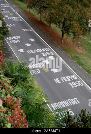 AJAXNETPHOTO. 2019. PAU, Frankreich. - TOUR DE FRANCE Gewinner - DIE NAMEN DER SIEGER DER CLASSIC TOUR DE FRANCE RADRENNEN MALTE AUF DER AVENUE Napoléon Bonaparte. Foto: Jonathan Eastland/AJAX REF: GX8 191010 827 Stockfoto