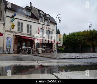 AJAXNETPHOTO. 2019. PORT Marly, Frankreich. - CAFE BERÜHMTEN VON ART-CAFE LE BRAZZA UNWEIT DER SEINE, von berühmten die impressionistischen Künstler Alfred Sisley in seinem 1876 Gemälde "L'INONDATION EIN PORT MARLY". Foto: Jonathan Eastland REF: GX8 192609 569 Stockfoto