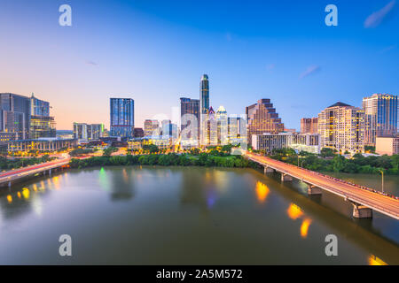 Austin, Texas, USA Downtown Skyline der Stadt auf dem Colorado River in der Abenddämmerung. Stockfoto