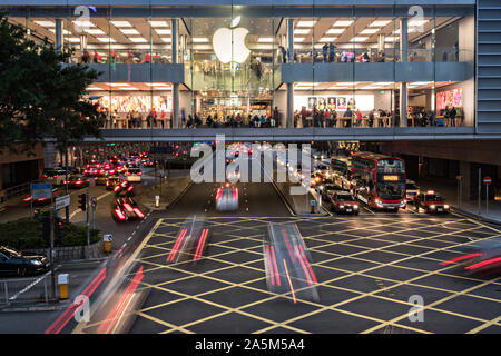 Der Verkehr verläuft unter der Apple Flagship Store an der IFC Mall auf Lungenkrebs nicht Straße im Central District von Hong Kong. Stockfoto