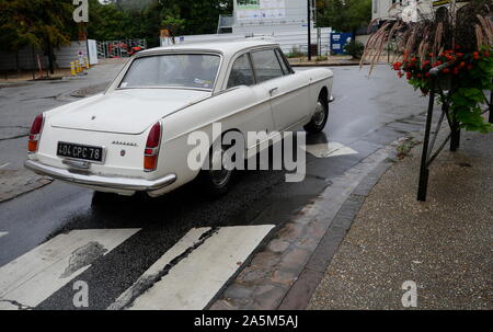 AJAXNETPHOTO. 2019. PORT Marly, Frankreich. - Seltene KLASSIKER - EIN PEUGEOT 404 2-TÜRER UNDR WEISE AUF DER RUE JEAN JAURES. Foto: Jonathan Eastland/AJAX REF: GX8 192609 571 Stockfoto