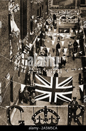 1937 Foto während der Krönung von König George VI. von Großbritannien übernommen. Eingerichtete Straße in der Vorbereitung für ein straßenfest Feiern in London Stockfoto