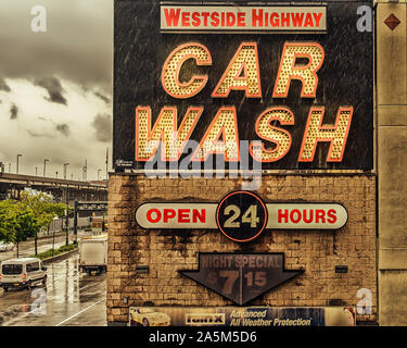 New York City, USA, 2019. Mai, unterzeichnen ein Gebäude, das an einem regnerischen Tag in Hell's Kitchen ein „Car Wash“-Geschäft anwirbt Stockfoto