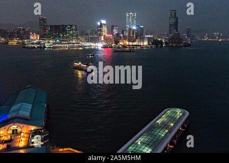 Blick über den Victoria Harbour nach Kowloon aus dem Riesenrad bei AIA Vitalität Park im Central District von Hong Kong. Stockfoto