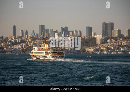 In Istanbul, Fähren verkehren auf dem Bosporus. Traditionelle alte Dampfer. Cloud Wetter in den Hintergrund und der anatolischen Seite. Stockfoto