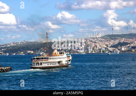 In Istanbul, Fähren verkehren auf dem Bosporus. Traditionelle alte Dampfer. Cloud Wetter in den Hintergrund und der anatolischen Seite. Stockfoto