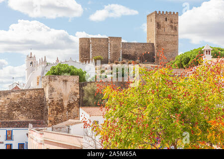 Blick auf die Mertola-Burg in der portugiesischen algarve portugal Sommer Stockfoto