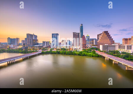 Austin, Texas, USA Downtown Skyline der Stadt auf dem Colorado River in der Abenddämmerung. Stockfoto