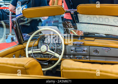 FRANKFURT, Deutschland - September 2019: braun Leder Innenausstattung der MERCEDES-BENZ 190 SL 1957 1955 1963 Cabrio, Roadster, IAA International Motor Show Auto Exhib Stockfoto