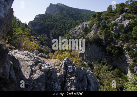 Markierten Wanderweg am Parnitha Berg in der Nähe von Athen, Attika, Griechenland auf dem Weg nach Pan's Höhle Stockfoto