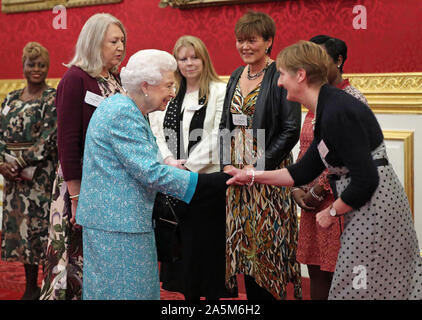 Königin Elizabeth II. treffen Freiwilliger, einschließlich Marion Wilson (rechts), eine Kanne trauerfall Freiwillige für Rumpf und East Riding, Yorkshire, der Unterstützung bei der Grenfell Turm Brand, bei einem Empfang zum 60. Jahrestag der Wasserbecher Trauerfall Pflege im St James's Palace in London zu markieren. Stockfoto