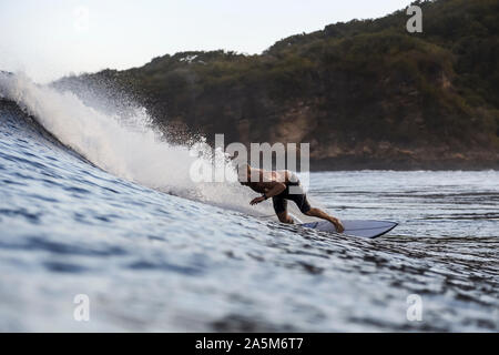 Surfer auf einer Welle Stockfoto