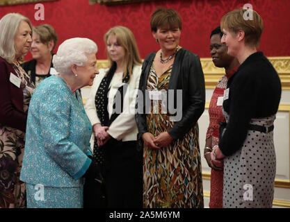 Königin Elizabeth II. treffen Freiwillige bei einem Empfang zum 60. Jahrestag der Wasserbecher Trauerfall Pflege im St James's Palace in London zu markieren. Stockfoto