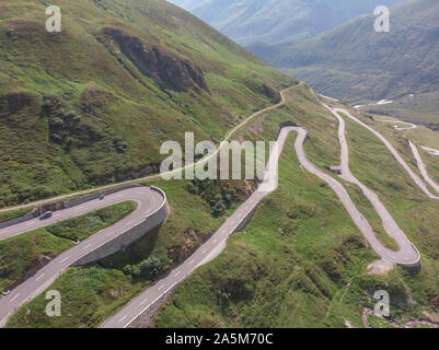 Eine kurvenreiche Straße Schnitte elegant durch die Schweizer Landschaft Stockfoto