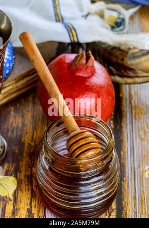 Rosch Haschanah mit Glas Honig jar und frische reife Äpfel. Jewesh neues Jahr Symbole Stockfoto