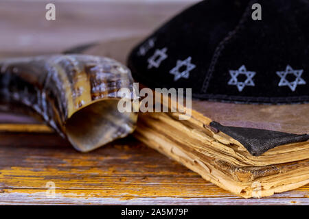 Orthodoxen jüdischen Betet das Gebet Buch in der jüdischen Tradition Religion Feiern Feiertag mit Kippa und Schofar Stockfoto